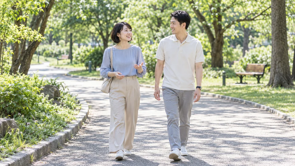 緑のある道をゆっくり歩きながら、二人が話す。